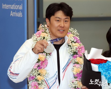 김상겸, 올림픽 은메달 들고 귀국