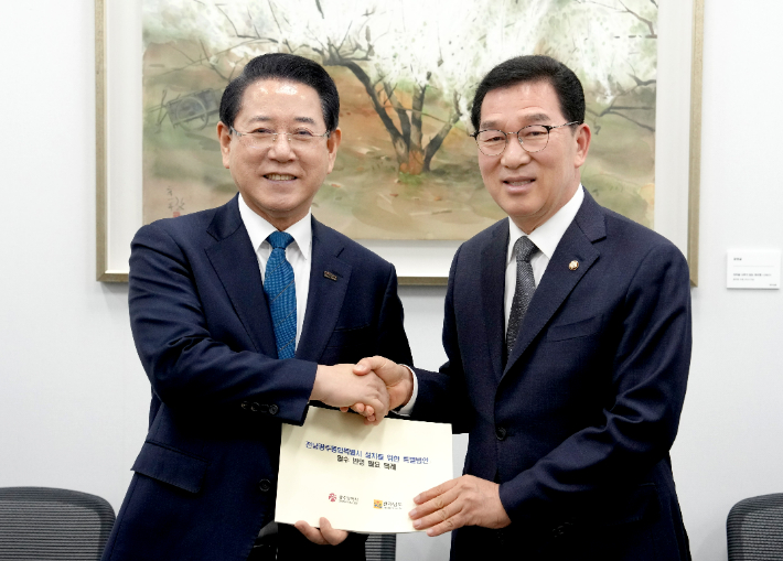 왼쪽부터 김영록 지사, 신정훈 위원장. 전남도 제공