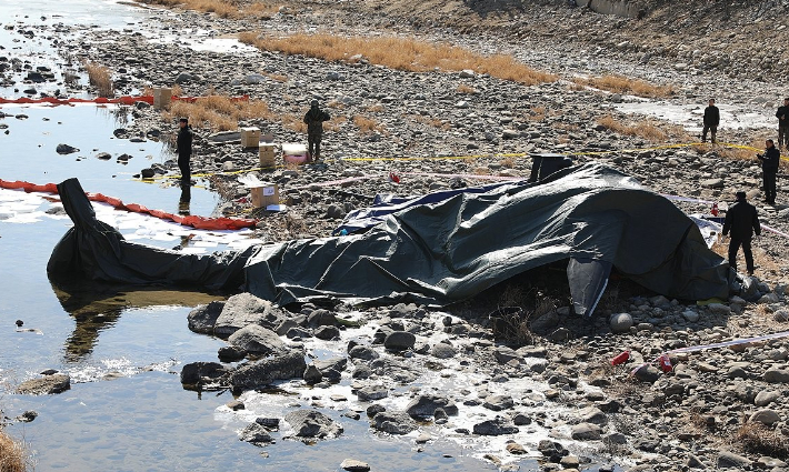 9일 경기도 가평군 조종면 현리에서 육군 코브라 헬기가 추락해 군 당국이 현장을 통제하고 있다. 연합뉴스