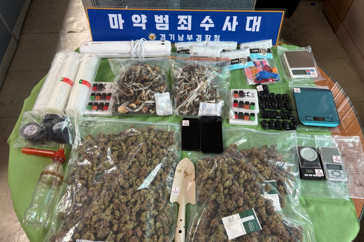 액상대마를 시액과 혼합해 증량 제조한 20대 남성 제조책의 자택에서 압수한 마약류 등 압수품 사진. 경기남부경찰청 제공