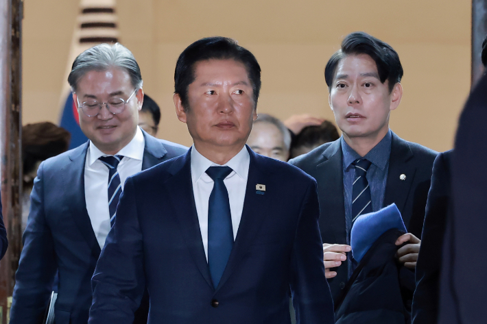 더불어민주당 정청래 대표가 10일 국회에서 조국혁신당과의 합당 논의를 주제로 열린 비공개 의원총회를 마치고 당 대표실로 향하고 있다. 연합뉴스