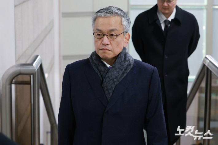 헌법재판관 미임명과 윤석열 전 대통령 측근인 이완규 후보자를 기습 지명하는데 관여한 혐의 등을 받는 최상목 전 경제부총리가 10일 오후 서울 서초구 서울중앙지법에서 열린 1심 첫 공판에 출석하고 있다.