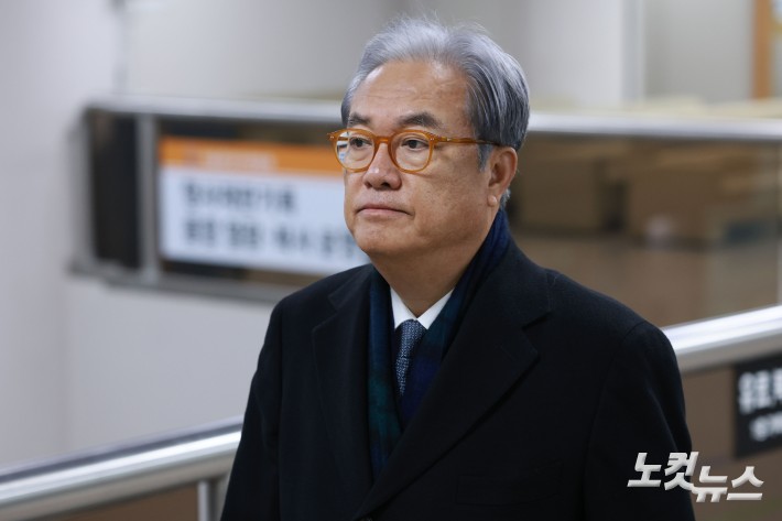 헌법재판관 미임명과 윤석열 전 대통령 측근인 이완규 후보자를 기습 지명하는데 관여한 혐의 등을 받는 정진석 전 대통령실 비서실장이 10일 오후 서울 서초구 서울중앙지법에서 열린 1심 첫 공판에 출석하고 있다.