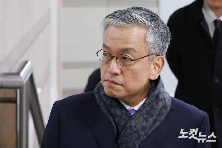 헌법재판관 미임명과 윤석열 전 대통령 측근인 이완규 후보자를 기습 지명하는데 관여한 혐의 등을 받는 최상목 전 경제부총리가 10일 오후 서울 서초구 서울중앙지법에서 열린 1심 첫 공판에 출석하고 있다.