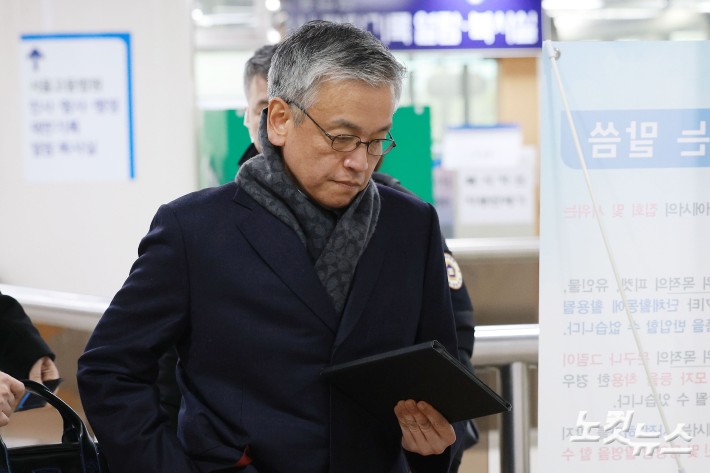 헌법재판관 미임명과 윤석열 전 대통령 측근인 이완규 후보자를 기습 지명하는데 관여한 혐의 등을 받는 최상목 전 경제부총리가 10일 오후 서울 서초구 서울중앙지법에서 열린 1심 첫 공판에 출석하고 있다.