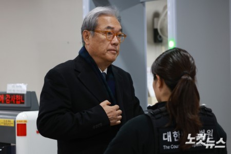 헌법재판관 미임명과 윤석열 전 대통령 측근인 이완규 후보자를 기습 지명하는데 관여한 혐의 등을 받는 정진석 전 대통령실 비서실장이 10일 오후 서울 서초구 서울중앙지법에서 열린 1심 첫 공판에 출석하고 있다.