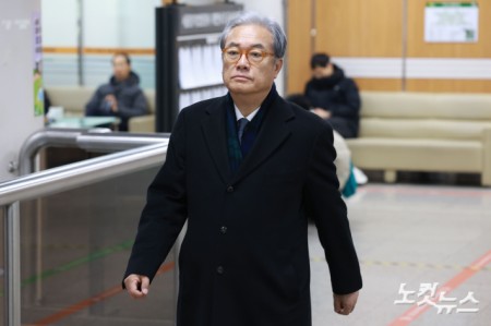 헌법재판관 미임명과 윤석열 전 대통령 측근인 이완규 후보자를 기습 지명하는데 관여한 혐의 등을 받는 정진석 전 대통령실 비서실장이 10일 오후 서울 서초구 서울중앙지법에서 열린 1심 첫 공판에 출석하고 있다.