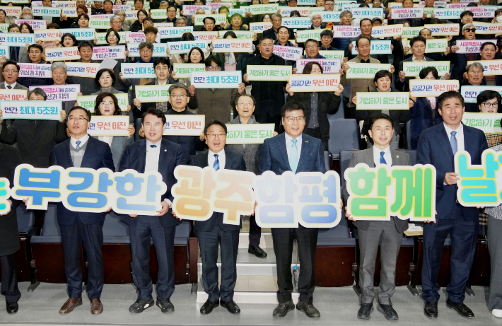 광주광역시는 10일 오전 전남 함평군 엑스포공원 주제영상관에서 '광주전남 통합 함평군 상생토크'를 열고 통합 추진 배경과 함평군 발전 방향을 공유했다. 광주시 제공