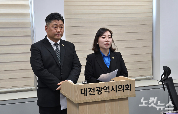 기자회견 하는 더불어민주당 김민숙·방진영 대전시의원. 고형석 기자