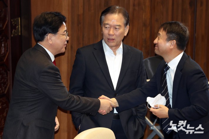 10일 서울 여의도 국회에서 열린 제432회국회(임시회) 제5차 본회의에서 더불어민주당 한병도 원내대표와 국민의힘 송언석 원내대표가 인사를 하고 있다.