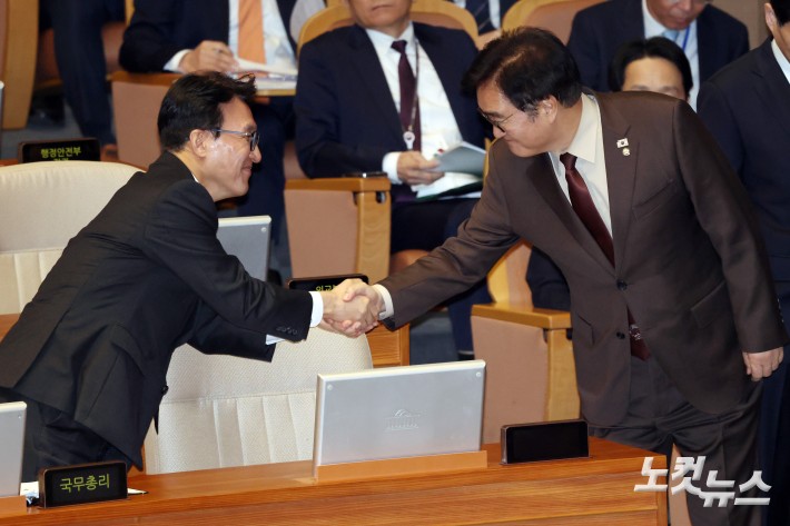 10일 서울 여의도 국회에서 열린 제432회국회(임시회) 제5차 본회의에서 우원식 국회의장과 김민석 국무총리가 인사를 하고 있다.