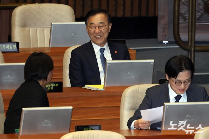 10일 서울 여의도 국회에서 열린 제432회국회(임시회) 제5차 본회의에 출석한 김윤덕 국토교통부 장관이 환하게 웃고 있다.