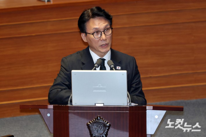 10일 서울 여의도 국회에서 열린 제432회국회(임시회) 제5차 본회의 경제분야 대정부질문에서 김민석 국무총리가 의원 질의에 답변을 하고 있다.