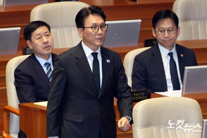 10일 서울 여의도 국회에서 열린 제432회국회(임시회) 제5차 본회의 경제분야 대정부질문에서 김민석 국무총리가 발언대로 향하고 있다.