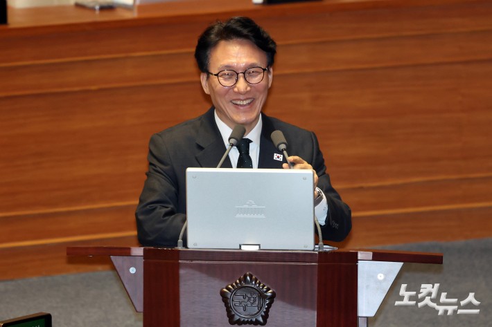 10일 서울 여의도 국회에서 열린 제432회국회(임시회) 제5차 본회의 경제분야 대정부질문에서 김민석 국무총리가 환하게 웃고 있다.