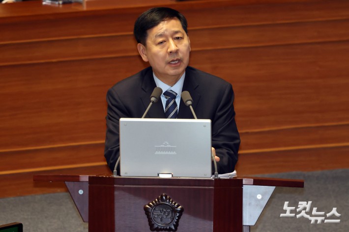 10일 서울 여의도 국회에서 열린 제432회국회(임시회) 제5차 본회의 경제분야 대정부질문에서 구윤철 부총리 겸 재정경제부 장관이 의원 질의에 답변을 하고 있다.