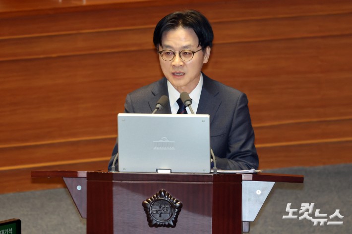 10일 서울 여의도 국회에서 열린 제432회국회(임시회) 제5차 본회의 경제분야 대정부질문에서 김정관 산업통상부 장관이 의원 질의에 답변을 하고 있다.