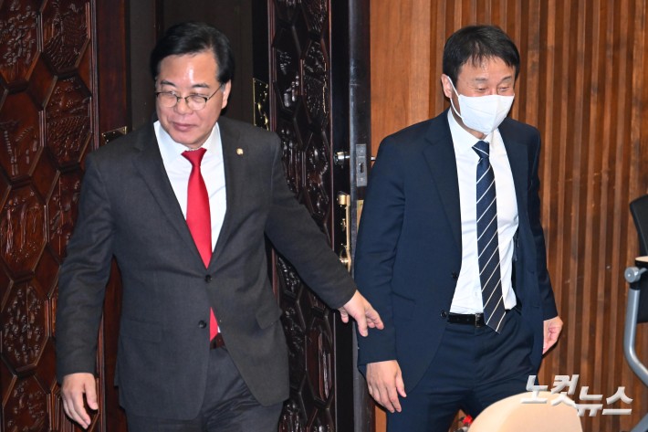 10일 서울 여의도 국회에서 열린 제432회국회(임시회) 제5차 본회의에서 더불어민주당 한병도 원내대표와 국민의힘 송언석 원내대표가 대화를 나누고 자리로 돌아가고 있다.