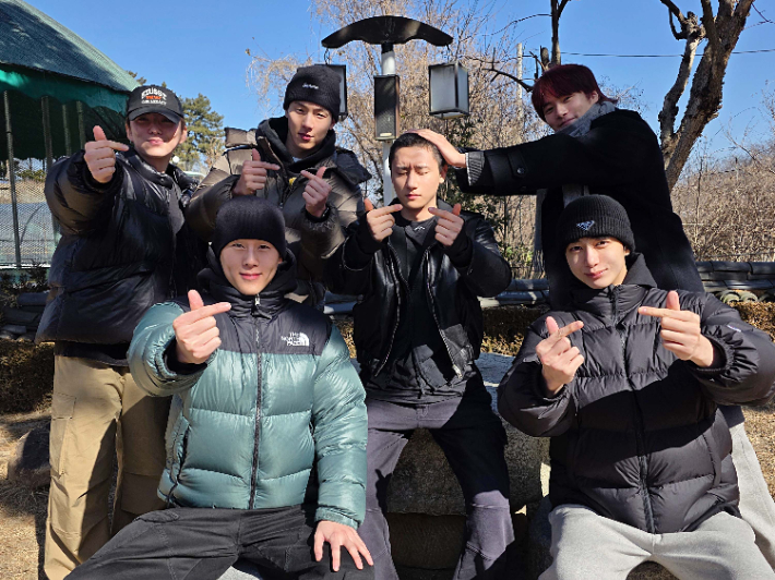 그룹 몬스타엑스 아이엠(사진 가운데)이 지난 9일 육군 현역 입대했다. 몬스타엑스 공식 소셜미디어