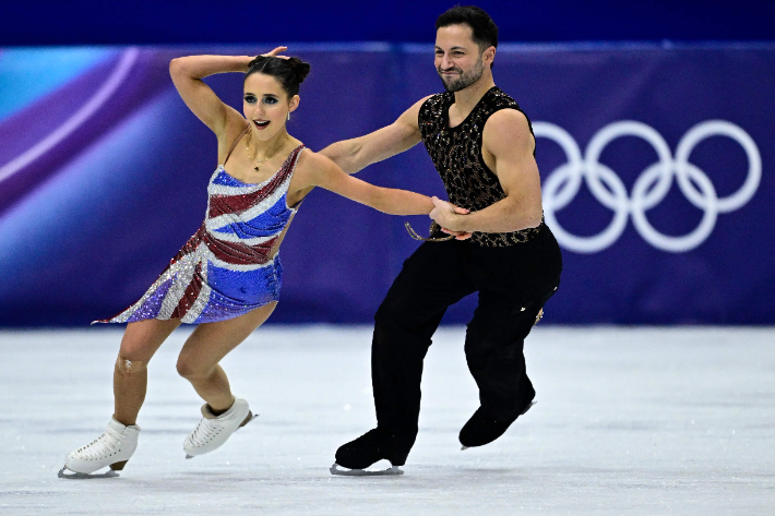 스파이스 걸스로 변신한 릴라 피어와 루이스 깁슨. 연합뉴스