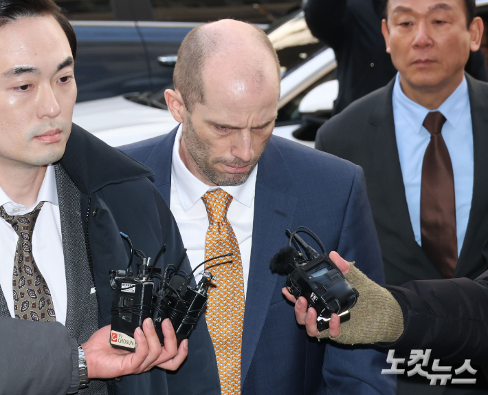 경찰이 쿠팡의 개인정보 유출 사건과 관련해 허위로 증언한 의혹을 받는 해롤드 로저스 쿠팡 임시 대표가 6일 서울 마포구 서울경찰청 반부패수사대에 피의자 신분으로 출석하고 있다. 로저스 대표의 경찰 출석은 이번이 두 번째다. 황진환 기자