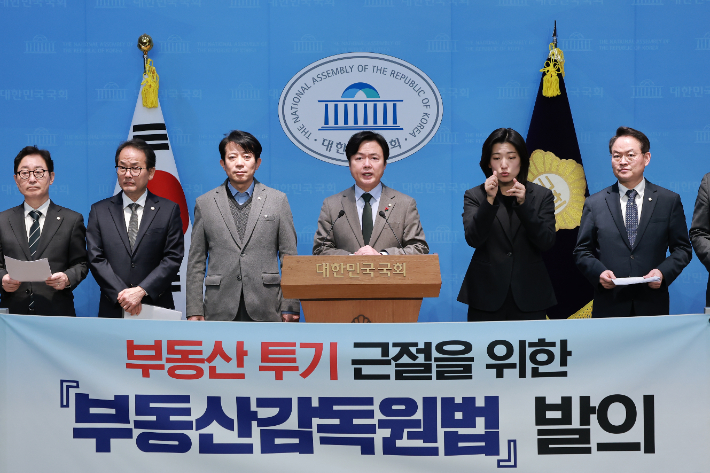 국회 정무위원회 여당 간사인 더불어민주당 강준현 의원과 김현정 의원 등 민주당 정무위원들이 10일 국회 소통관에서 부동산감독원법 발의 기자회견을 하고 있다. 연합뉴스