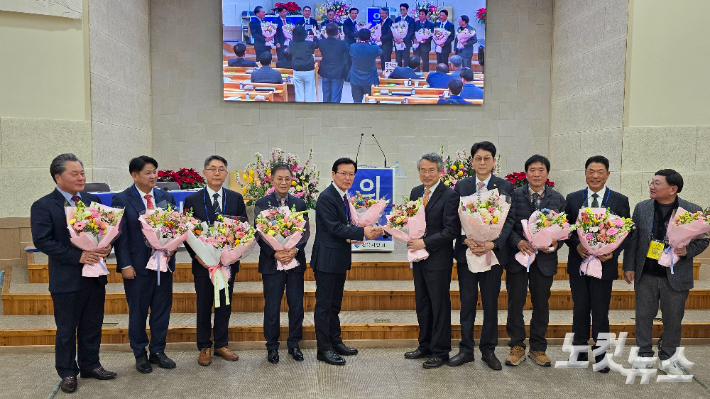 전북지방회 신·구 임원들이 교체식을 갖고 기념사진을 촬영하고 있다. 최화랑 기자