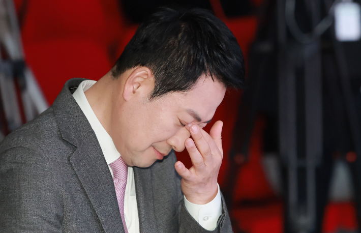 국민의힘 장동혁 대표가 9일 서울 강서구 ASSA 아트홀에서 열린 당 여성 정책 공모전 시상식에 참석해 눈가를 만지고 있다. 연합뉴스