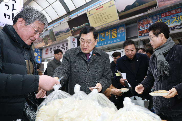 주낙영 경주시장이 성동시장 점포를 돌며 설 성수품을 구매하고, 상인들의 애로사항을 청취하고 있다. 경주시 제공