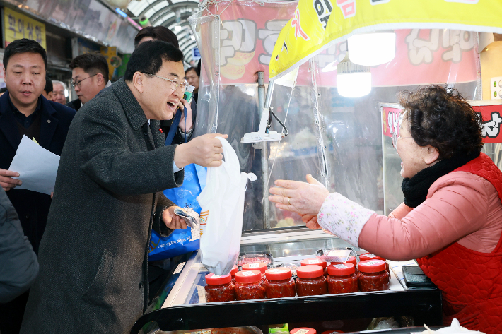 주낙영 경주시장이 성동시장 점포를 돌며 설 성수품을 구매하고, 상인들의 애로사항을 청취하고 있다. 경주시 제공