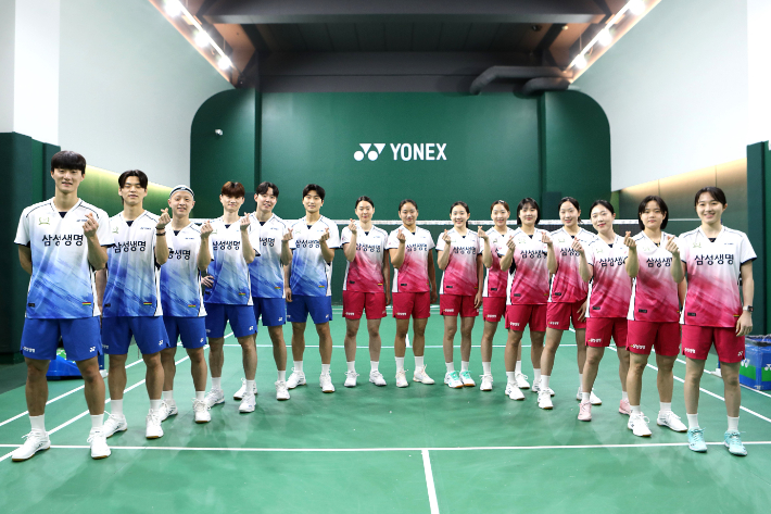 요넥스 사옥에서 유니폼을 입고 포즈를 취한 삼성생명 선수들. 요넥스 