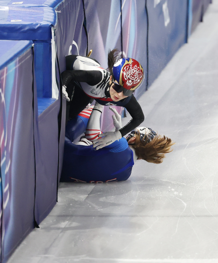 미국 선수와 충돌한 김길리. 연합뉴스