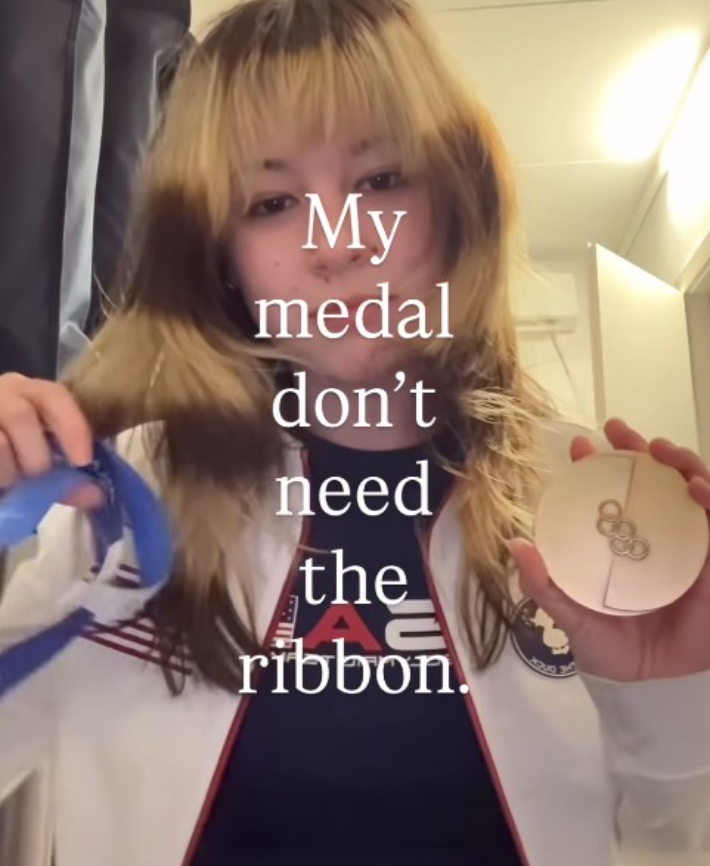 메달이 리본에서 떨어졌다고 알린 미국 피겨 선수 알리사 리우. 알리사 리우 인스타그램 캡처