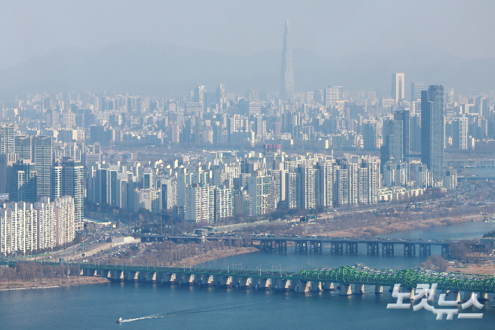 청와대가 "양도소득세 중과 유예는 5월 9일 분명히 종료된다"고 못 박으며 압박 수위를 최고조로 끌어올린 가운데 3일 서울 여의도의 한 빌딩에서 바라본 서울 시내 아파트 단지 모습.  연일 SNS로 부동산 정책에 강공 드라이브를 걸고 있는 이재명 대통령은 "망국적 부동산 투기는 '무슨 수를 써서라도' 반드시 잡는다"며 "이번이 마지막 탈출 기회"라고 재차 강조했다. 류영주 기자