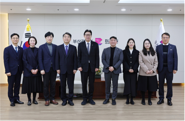 (좌측부터)윤희연 감사위원장, 김세희 위원, 배일성 위원, 유수호 위원, 박형준 시장, 이원하 위원, 김선정 위원, 임은주 위원 김경덕 행정부시장. 부산시 제공