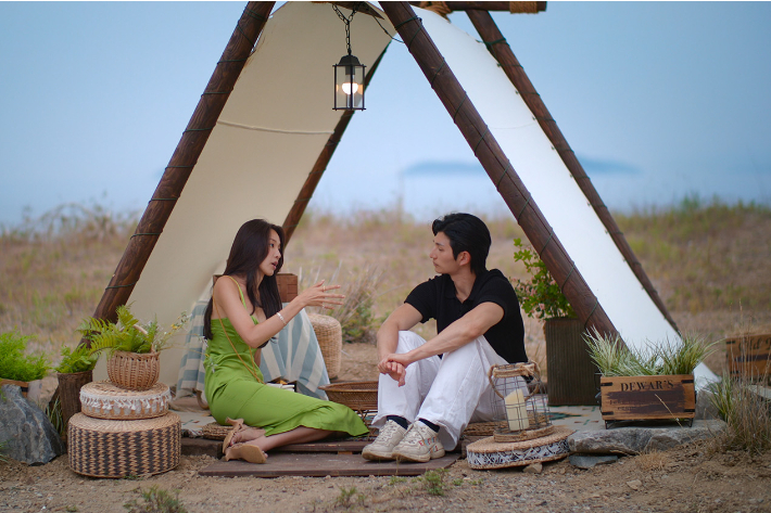 좌측부터 최미나수와 이성훈. 넷플릭스 제공