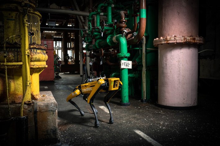현대자동차그룹 로봇 전문 계열사 보스턴다이나믹스의 4족 보행 로봇 '스팟(Spot)'이 셀라필드(Sellafield Ltd) 현장을 순찰하는 모습. 셀라필드 제공