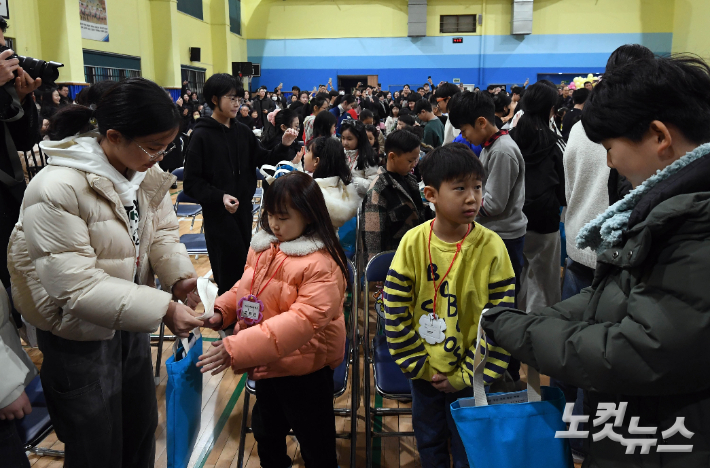 한 초등학교의 입학식. 황진환 기자