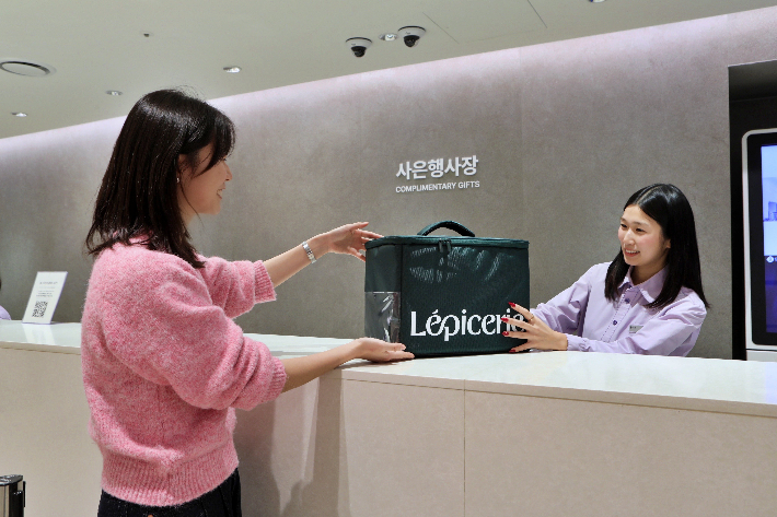 본점 지하 1층 사은행사장에서 보랭 가방을 반납하고 있는 모습. 롯데백화점 제공