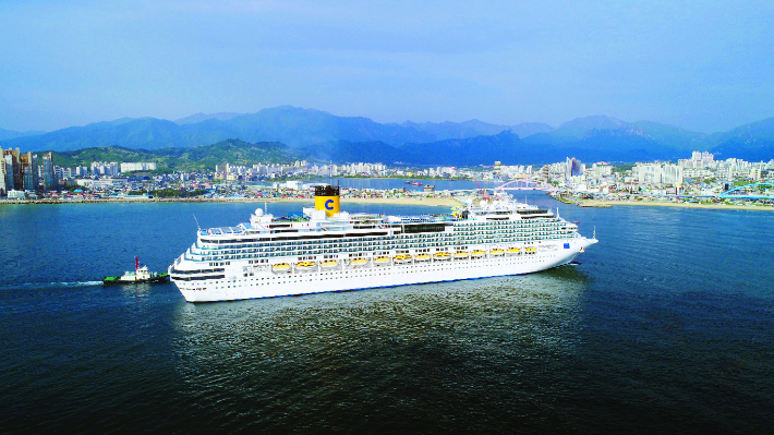 속초항 입항하는 코스타세레나호. 속초시 제공