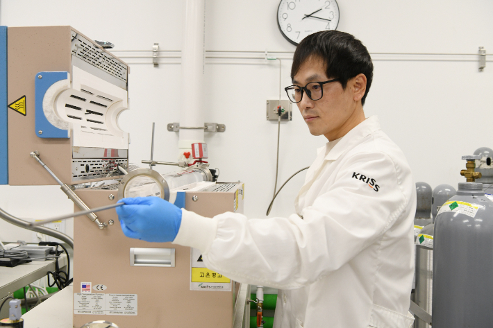 권기창 책임연구원이 화학증기 기상법 장비로 금속산화물 및 황화물 센서 물질을 합성하고 있다. KRISS 제공