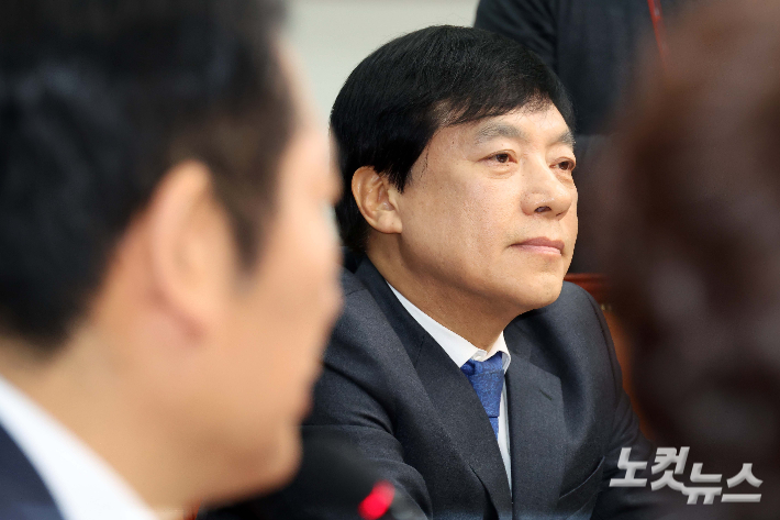 더불어민주당 이성윤 최고위원이 9일 서울 여의도 국회에서 열린 최고위원회의에 참석하고 있다. 박종민 기자