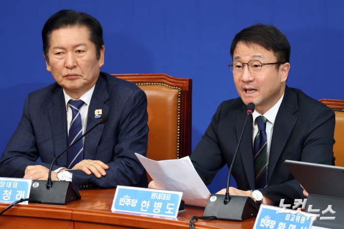 더불어민주당 한병도 원내대표가 11일 서울 여의도 국회에서 열린 최고위원회의에서 발언을 하고 있다.