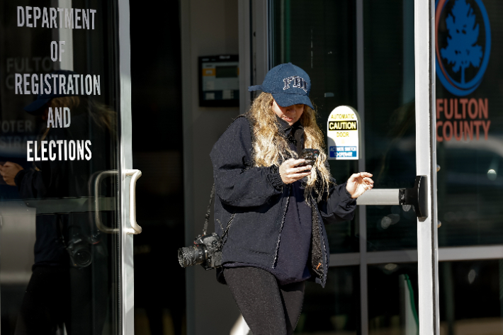 지난 1월 28일(현지시간) 조지아주 애틀랜타 풀턴 카운티에서 FBI요원들이 선거관리위원회 건물을 압수수색하고 있다. 연합뉴스