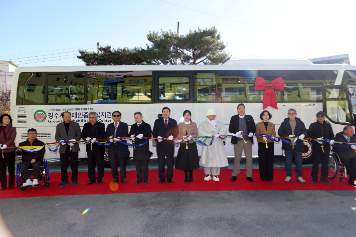 주낙영 경주시장이 고향사랑기부금을 활용한 장애인종합복지관 특장버스 도입을 기념하며 테이프 커팅을 하고 있다. 경주시 제공