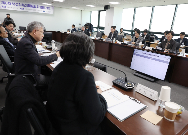 6일 서울 서초구 건강보험심사평가원 전문가자문회의장에서 열린 제6차 보건의료정책심의위원회에서 정은경 보건복지부 장관이 발언을 하고 있다. 연합뉴스