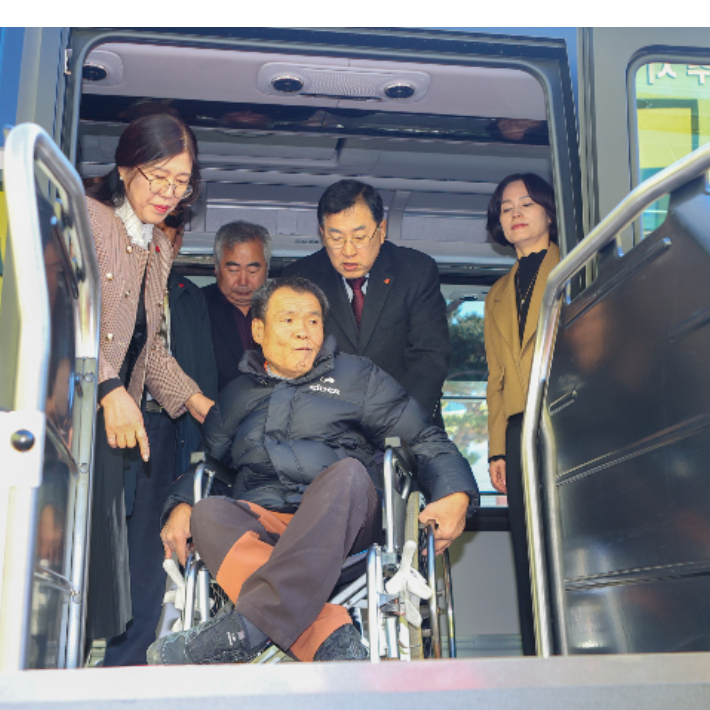 주낙영 경주시장이 고향사랑기금 제1호 사업으로 도입된 장애인 이동지원 특장버스를 이용해 휠체어 탑승 시연을 진행하고 있다. 경주시 제공