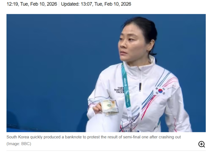 한국 쇼트트랙 김민정 코치가 10일(한국 시각) 동계올림픽 쇼트트랙 혼성 계주 2000m 준결승 결과에 대해 심판진에 공식 소청하기 위해 100달러 지폐를 들고 있는 모습. 영국 데일리 익스프레스 캡처 