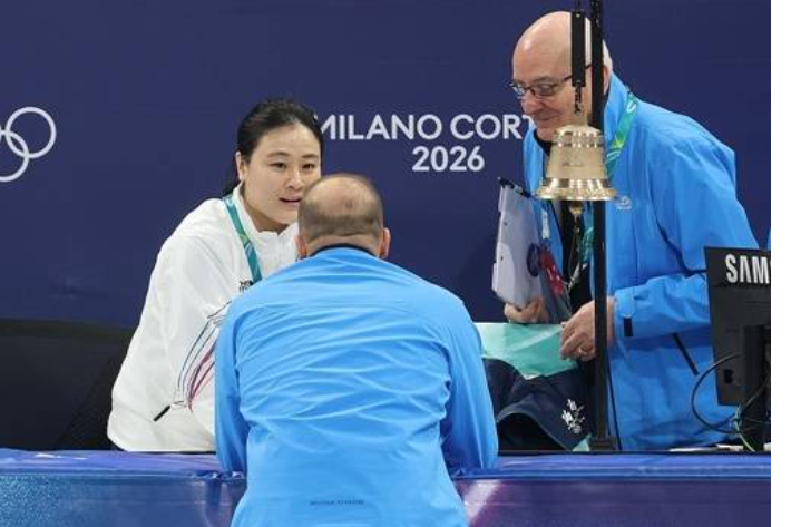 김민정 코치가 심판진에 공식 항의하는 모습. 연합뉴스  