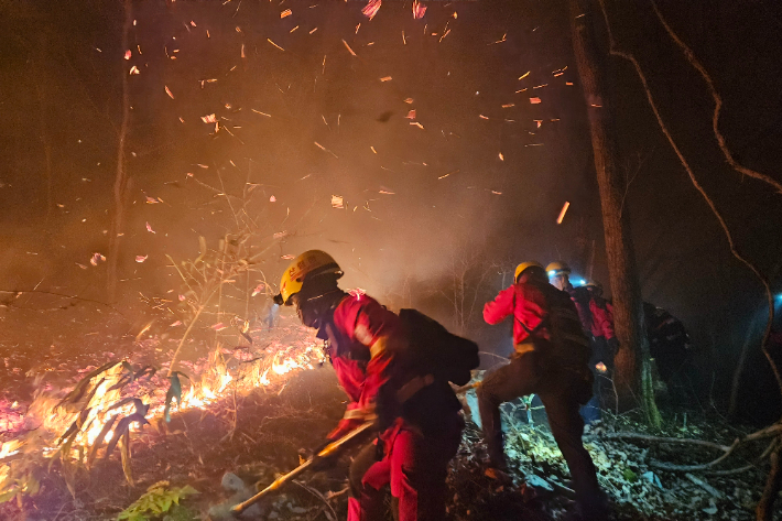 지난해 산청 산불 야간 진화. 산림청 제공